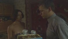 Голые сиськи Елены Поляковой в сериале «Замыслил я побег...» фото #37