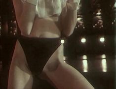 Полностью голая Жанна Эппле в фильме «Заряженные смертью» фото #2