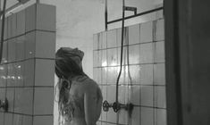 Маргарита Терехова оголила грудь в фильме «Зеркало» фото #1