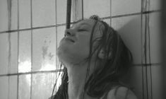 Маргарита Терехова оголила грудь в фильме «Зеркало» фото #6