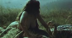 Красивая голая грудь Марины Могилевской в фильме «Каменная душа» фото #4