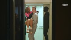 Глубокое декольте Кристины Исайкиной в сериале «Кризис нежного возраста» фото #3