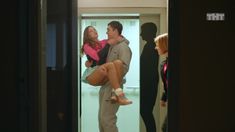 Глубокое декольте Кристины Исайкиной в сериале «Кризис нежного возраста» фото #6