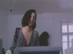 Мария Липкина засветила голую грудь в фильме «Лимита» фото #9