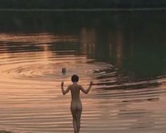 Голая попа Даши Чаруши в фильме «Прятки» фото #3