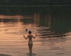 Голая попа Даши Чаруши в фильме «Прятки» фото #4