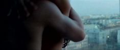 Паулина Андреева оголила грудь и попу в фильме «Саранча» фото #18