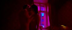 Паулина Андреева оголила грудь и попу в фильме «Саранча» фото #49