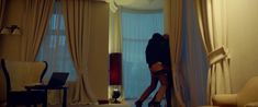 Паулина Андреева оголила грудь и попу в фильме «Саранча» фото #75