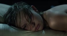 Голая грудь Юлии Пересильд в фильме «Холодное танго» фото #1