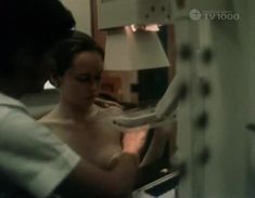 Голая грудь Елены Кориковой в фильме «Я обещала, я уйду...» фото #11