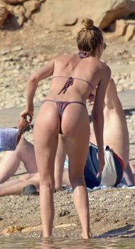 Соблазнительная попка Даутцен Крёз в сексуальном бикини на Ибице фото #1