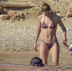 Соблазнительная попка Даутцен Крёз в сексуальном бикини на Ибице фото #4
