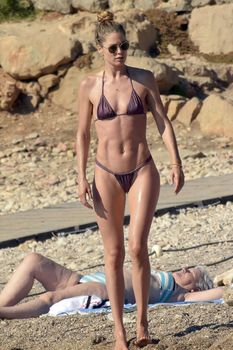 Соблазнительная попка Даутцен Крёз в сексуальном бикини на Ибице фото #6