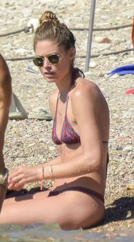 Соблазнительная попка Даутцен Крёз в сексуальном бикини на Ибице фото #8