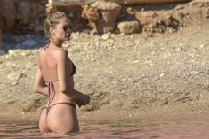 Соблазнительная попка Даутцен Крёз в сексуальном бикини на Ибице фото #9