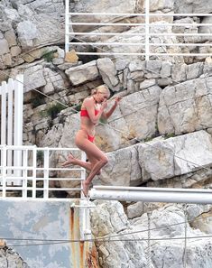 Эротичная Эльза Хоск в сексуальном бикини в Каннах фото #11