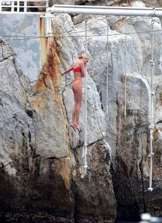 Эротичная Эльза Хоск в сексуальном бикини в Каннах фото #12