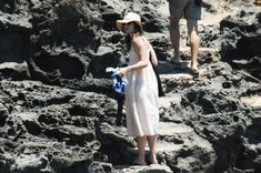 Красотка Кира Найтли топлесс на пляже в Италии фото #11