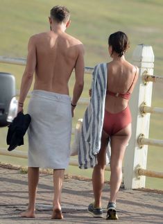 Горячая Натали Келли топлесс купается в бассейне в Австралии фото #19