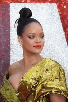Красотка Рианна засветила грудь на премьере Oceans 8 в Лондоне фото #2