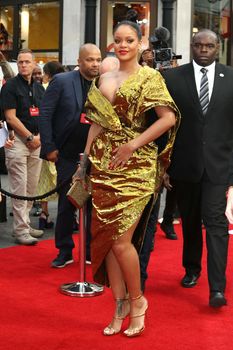 Красотка Рианна засветила грудь на премьере Oceans 8 в Лондоне фото #5