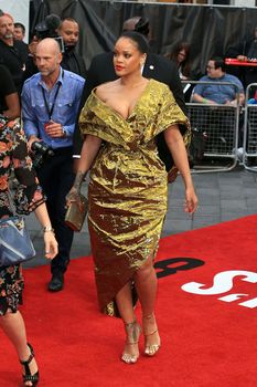 Красотка Рианна засветила грудь на премьере Oceans 8 в Лондоне фото #6