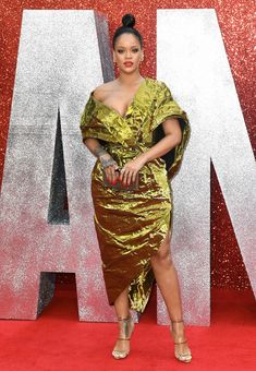 Красотка Рианна засветила грудь на премьере Oceans 8 в Лондоне фото #7