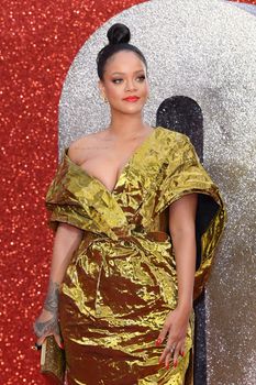 Красотка Рианна засветила грудь на премьере Oceans 8 в Лондоне фото #12