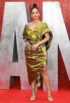 Красотка Рианна засветила грудь на премьере Oceans 8 в Лондоне фото #13