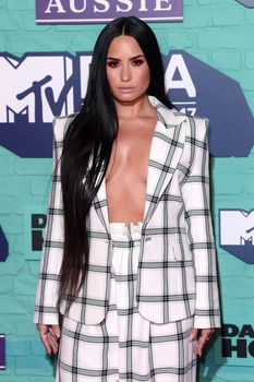 Глубокое декольте Деми Ловато на The 24th MTV Europe Music Awards фото #4