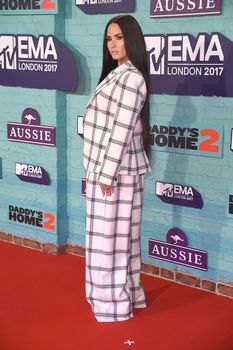 Глубокое декольте Деми Ловато на The 24th MTV Europe Music Awards фото #7