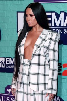 Глубокое декольте Деми Ловато на The 24th MTV Europe Music Awards фото #9