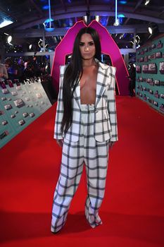 Глубокое декольте Деми Ловато на The 24th MTV Europe Music Awards фото #14