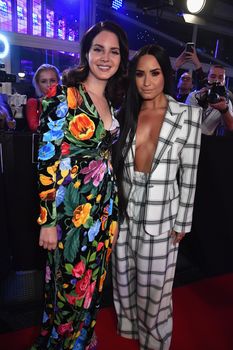 Глубокое декольте Деми Ловато на The 24th MTV Europe Music Awards фото #15
