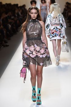 Красивая Джиджи Хадид засветила грудь в сексуальном наряде на Milan Fashion Week фото #3