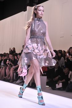 Красивая Джиджи Хадид засветила грудь в сексуальном наряде на Milan Fashion Week фото #6