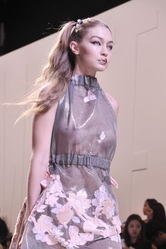 Красивая Джиджи Хадид засветила грудь в сексуальном наряде на Milan Fashion Week фото #7