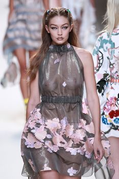 Красивая Джиджи Хадид засветила грудь в сексуальном наряде на Milan Fashion Week фото #8