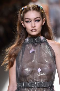 Красивая Джиджи Хадид засветила грудь в сексуальном наряде на Milan Fashion Week фото #10