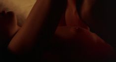 Голая грудь Аманды Райан в фильме «Елизавета» фото #9