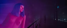 Ана де Армас оголила грудь и попу в фильме «Бегущий по лезвию 2049» фото #5