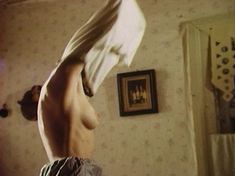 Голая грудь Анны Маланкиной в фильме «Заколдованные» фото #4