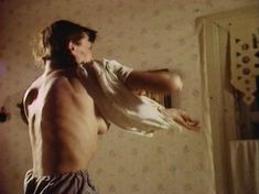 Голая грудь Анны Маланкиной в фильме «Заколдованные» фото #14