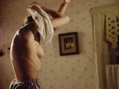 Голая грудь Анны Маланкиной в фильме «Заколдованные» фото #16