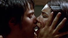 Голая грудь Ванессы Бауче в фильме «Сука любовь» фото #9