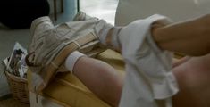 Голая попа Голди Хоун в фильме «Город и деревня» фото #1