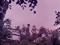 Дэйви Декер снялась голой в фильме «Дневник нудистки» фото #11