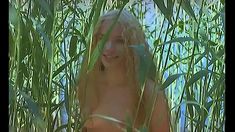 Голая грудь Марии Семеновой в фильме «Особенности национальной рыбалки» фото #5