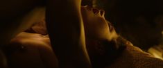 Голая грудь Флоренс Пью в фильме «Король вне закона» фото #12